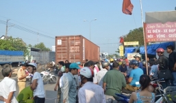 Nâng xe container đưa thi thể bé trai 9 tuổi mắc kẹt ra ngoài