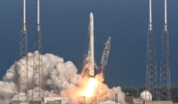Tên lửa SpaceX nổ tung khi hạ cánh xuống  Đại Tây Dương