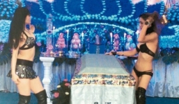 Kinh ngạc góa phụ thuê vũ nữ thoát y nhảy trong đám tang chồng