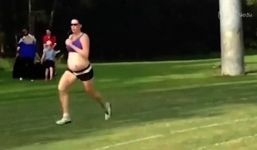 Video bà bầu thi chạy trước khi sinh nở một ngày