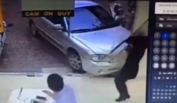 Clip: Xe điên hất nguyên cửa kính bay vào mặt cô gái trong nhà