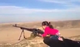 Video: Bé gái Kurd xả súng máy “tiêu diệt IS” gây sốt trên mạng