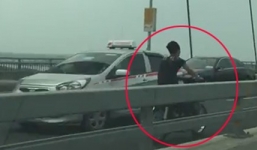 Clip: Nam thanh niên 'giỡn mặt tử thần' trên cầu Nhật Tân