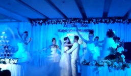 Video: Cô dâu, chú rể hát hay như ca sĩ thu hút cộng đồng mạng