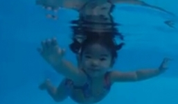 Xuân Lan tung clip khoe con gái 17 tháng đã bơi lội điêu luyện