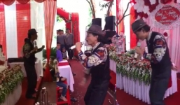 Clip: Bác trai hát 'Chiếc khăn Piêu' cực hay, nhảy sung như thanh niên