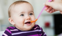 Mẹo cho bé ăn cực dễ của ông bố 'bá đạo' 