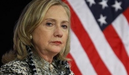 Vừa tuyên bố tranh cử, mộ cha bà Hillary Clinton đã bị phá hoại