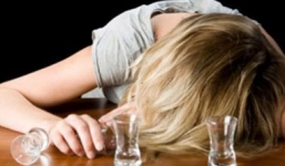 Clip: Choáng với cô gái say xỉn phải bò lên cầu thang