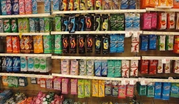 Clip trộm kẹo Socola bá đạo của người đàn ông trong quầy tạp hóa