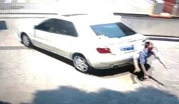 Vợ vô tình cán chết chồng khi đang loay hoay tìm cách đỗ xe