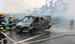 Xe chở tiền bốc cháy, 11 thùng tiền bị thiêu thành tro