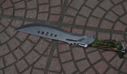 Mẹ gục chết bên cạnh con sau khi bị đâm một nhát chí mạng