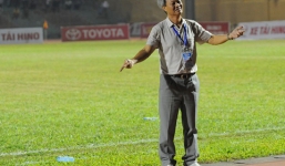 HLV Lê Thụy Hải bị ném chai nước vào người