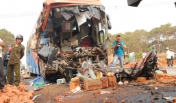 Tai nạn thảm khốc ở Đắk Lắk: Thi thể tài xế, phụ xe dính chặt vào cabin