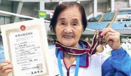 Video: Cụ bà 100 tuổi lập kỷ lục bơi 1.500m