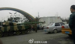 Xe tăng Trung Quốc đâm thủng xe tải của dân