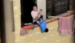 Bà mẹ dọa thả con xuống ban công gây phẫn nộ