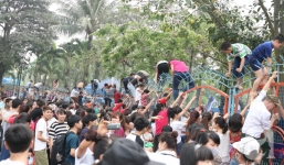 Nam nữ thi nhau vượt rào ở công viên nước Hồ Tây ngày mở cửa miễn phí