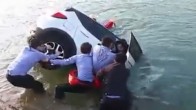 Thót tim màn cứu hộ suýt làm cô gái chìm theo ôtô