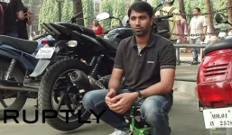 Xe máy điện nhỏ nhất thế giới giúp thoát cảnh tắc đường