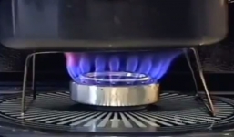 Độc đáo chế tạo bếp mini từ vỏ lon soda và mắc áo