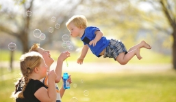 Bộ ảnh “Bay” của bé trai mắc bệnh down khiến cả thế giới xúc động