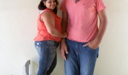 Chuyện tình người đàn ông khổng lồ cao 2,3m lấy vợ 1,5m