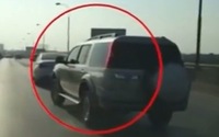 Video: 2 ô tô 'vô tư' chèn ép nhau giữa Quốc lộ 5