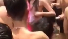 Cô gái rách bikini trong công viên Hồ Tây vì lý do gì?