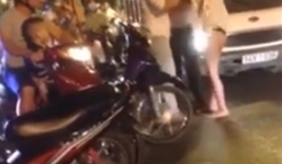 Cô gái lột đồ vừa đi vừa khóc: “Chồng thấy rạn da nên bỏ em'