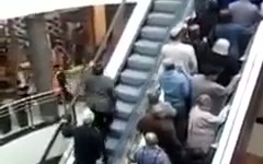 Clip đi ngược thang cuốn và cái kết bất ngờ