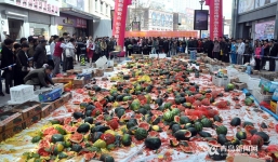 Đập vỡ 4 tấn dưa hấu khi phát hiện nhiễm thuốc trừ sâu