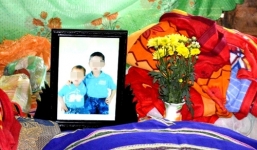 Hai anh em ôm nhau chết đuối thương tâm được chôn chung... 1 quan tài