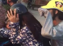 Thiếu nữ “cưỡi” xe đạp điện học đòi đánh võng giữa đường