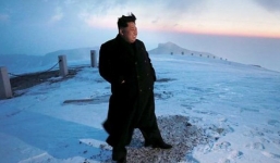 Kim Jong-un cười rạng rỡ trên đỉnh núi thiêng của Triều Tiên