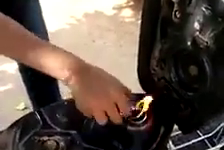 Hoảng hồn thanh niên nghịch dại đốt lửa trên miệng bình xăng xe