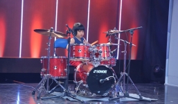 Hoài Linh thán phục thần đồng 7 tuổi chơi trống chuyên nghiệp