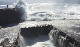 Nữ sinh bị sóng dữ cuốn đi khi đang chụp hình