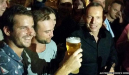 Tranh cãi video Thủ tướng Australia uống cạn cốc bia trong 7 giây