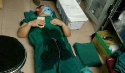 Xúc động cảnh bác sĩ ngủ gục trong phòng mổ vì làm việc kiệt sức