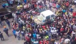 1000 người bao vây dân phòng bảo vệ bà bán chuối