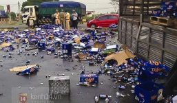 Xe mất lái, 500 thùng bia lon và 100 két bia chai văng vỡ tung tóe trên mặt đường