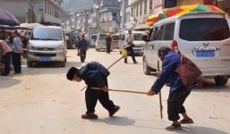 Cảm động tình yêu của người vợ còng dắt chồng mù đi khắp nơi