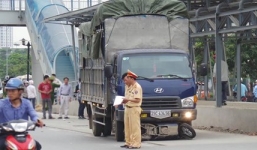 Bất ngờ ngã ra đường, cô gái chết thảm dưới bánh xe tải