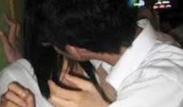 Mẹ tá hỏa phát hiện con gái đang “tâm sự” với bạn trai trong nhà nghỉ