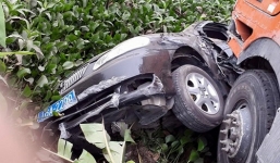 Ô tô biển xanh bị container húc chìm ngỉm dưới ao