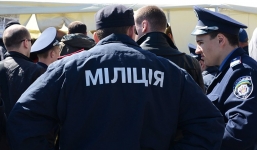 Ngăn đánh nhau, cảnh sát Ukraine bị trói vào xe cho ngựa kéo lê đến chết