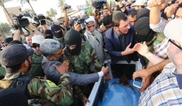 Video: Thi thể thủ lĩnh khét tiếng của IS bị đem diễu phố