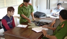 Hai tên trộm bị bắt vì bỏ quên đôi dép